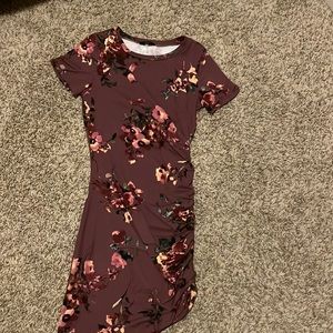 Tight short sleeve dress with sinched side